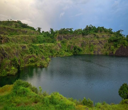Photo: Le lac bleu à Bomi Hills qui a rempli une ancienne fosse minière