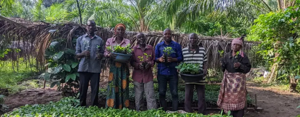 Members of the cooperative during the distribution of coffee seedlings. Photo credit: COCAT