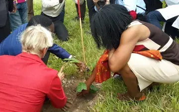 Plantation d'arbre par l'amabassadrice du Canada